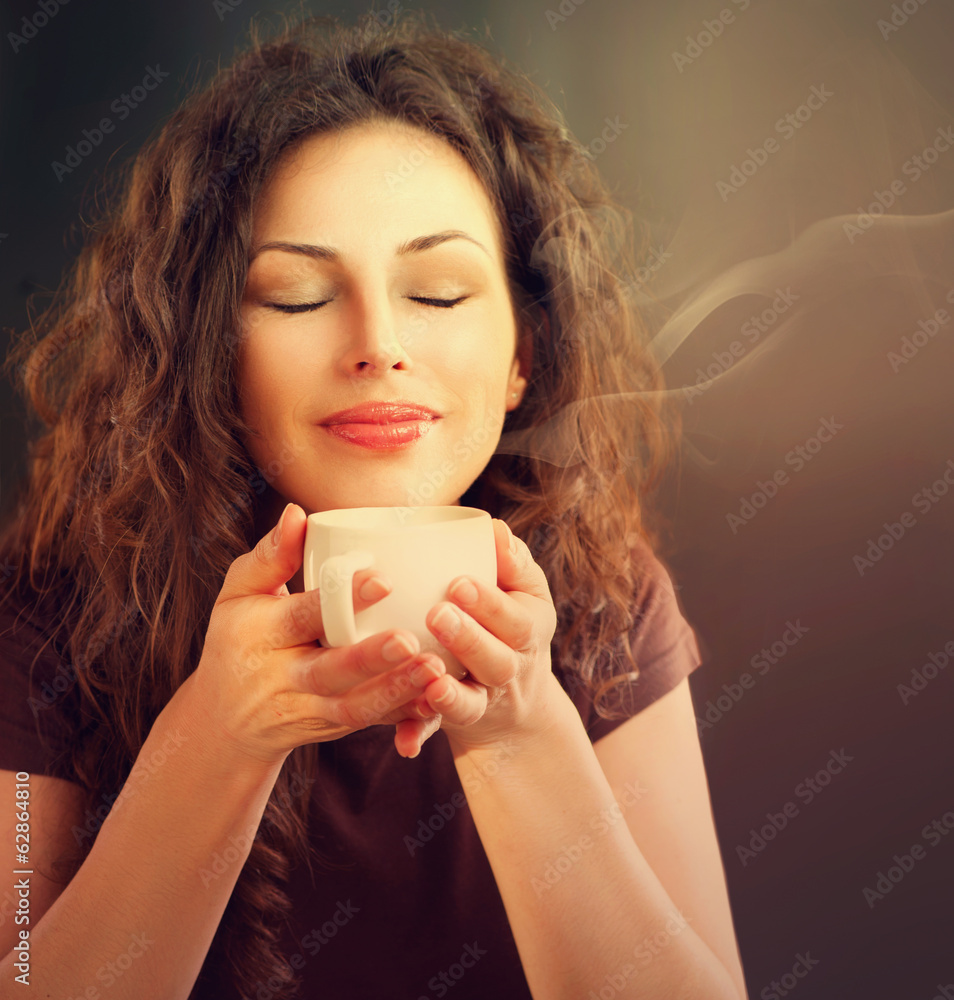 一杯咖啡或茶的美女