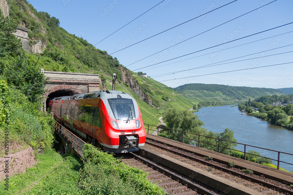列车驶出德国摩泽尔河隧道