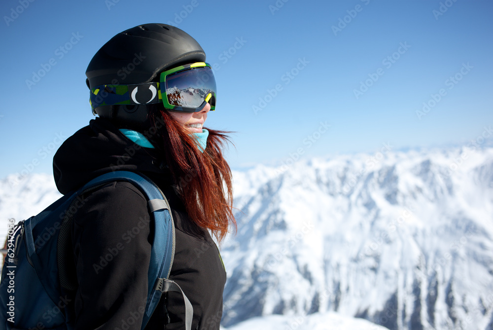 阿尔卑斯山顶上的女人