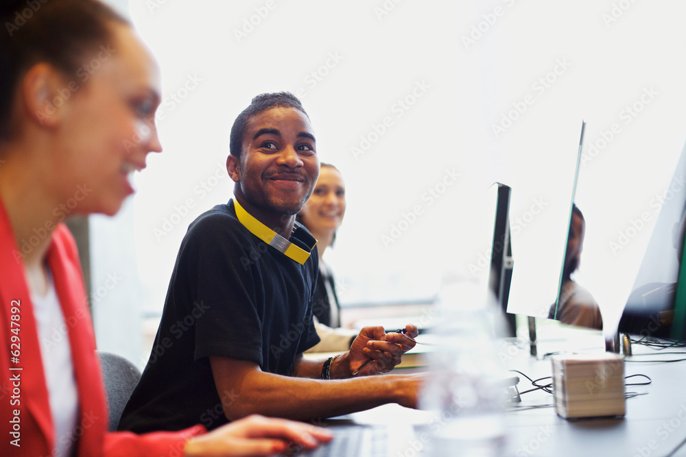 年轻学生在课堂上使用电脑