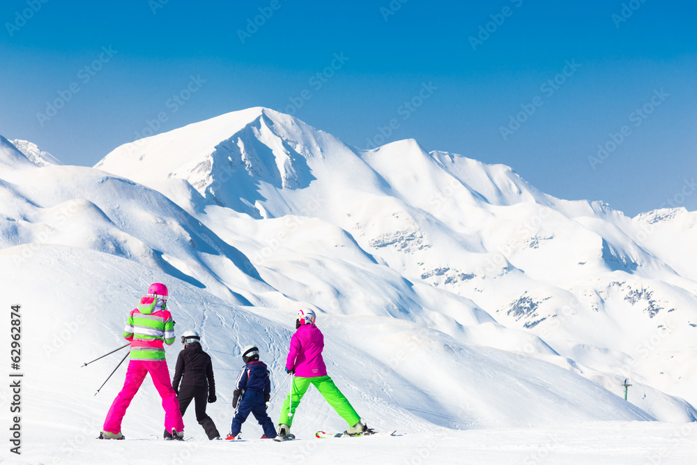 全家滑雪度假。
