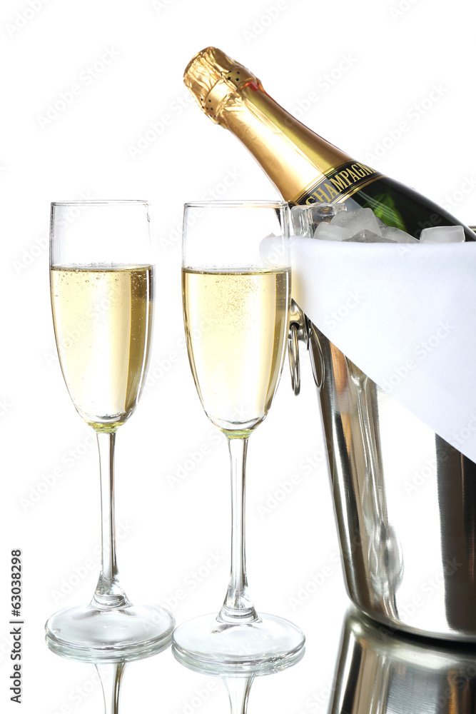 一瓶装在桶里的香槟和空杯子，隔离打开