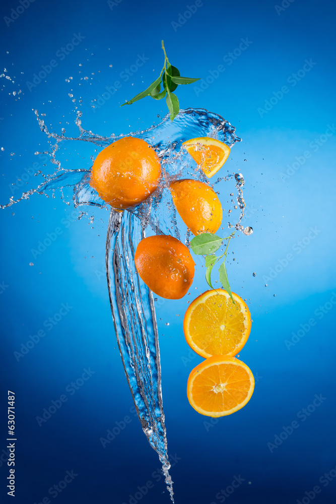 水中的橙子碎片飞溅