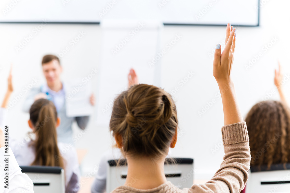 课堂上举手的女性