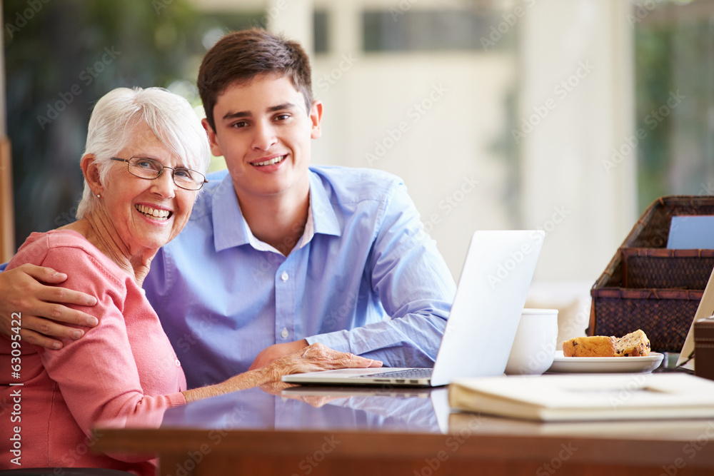 十几岁的孙子帮奶奶拿笔记本电脑