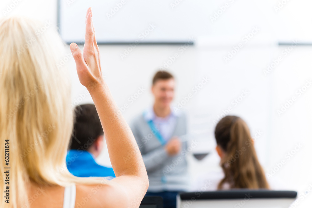 女性课堂举手