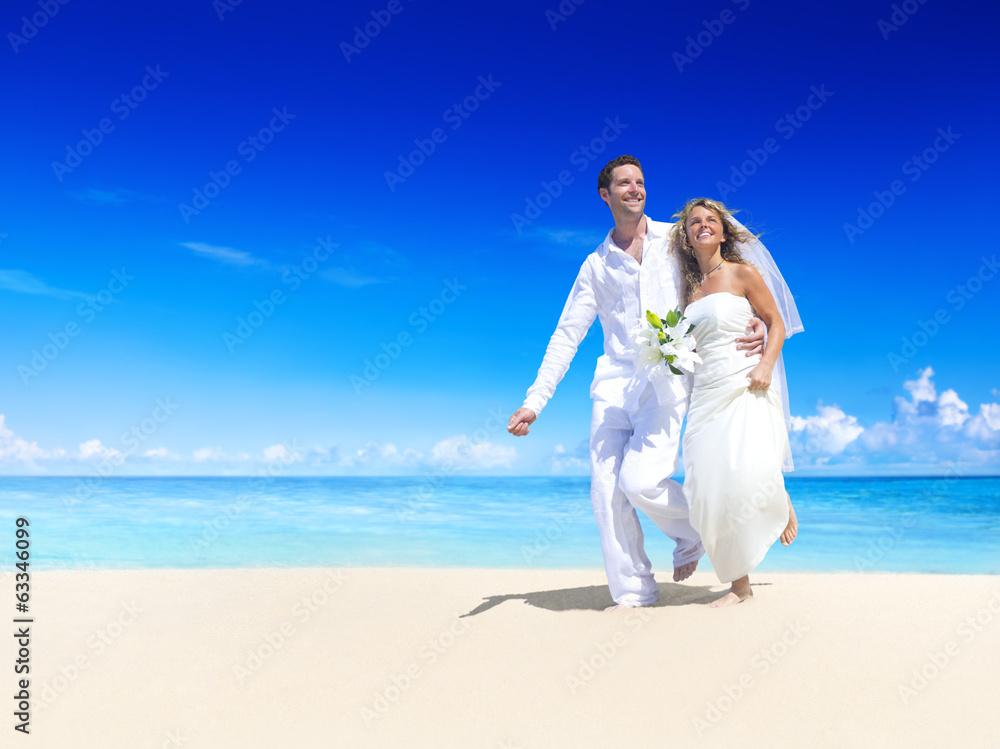 情侣在海滩上结婚
