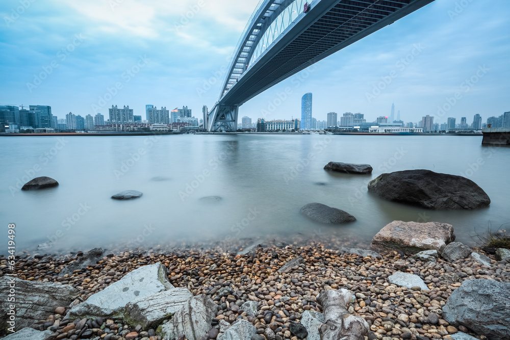 上海黄浦江上的芦浦大桥