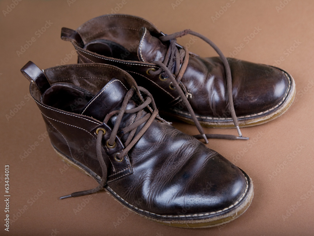 旧棕色靴子