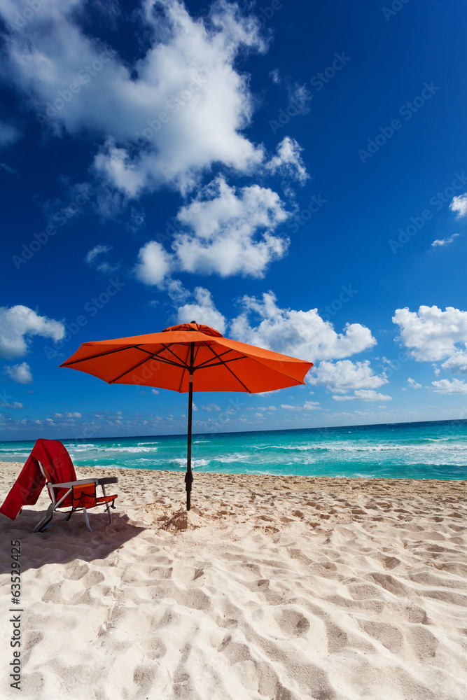 沙滩伞和沙滩椅
