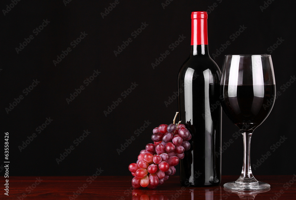 黑葡萄酒配新鲜葡萄的酒瓶和酒杯