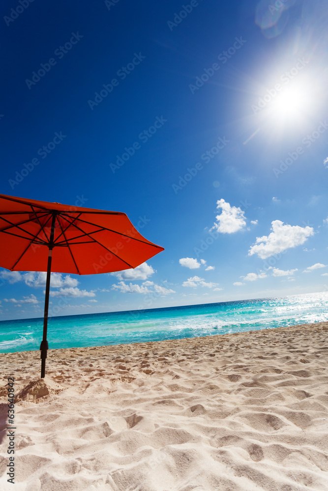 海滩上的太阳和雨伞