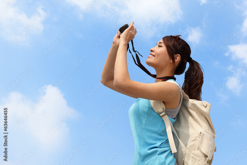 快乐的女人旅行者的相机照片