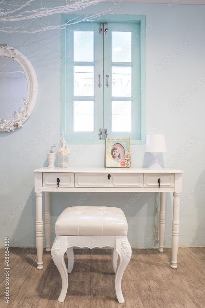 复古白色木制梳妆台、椅子和镜子