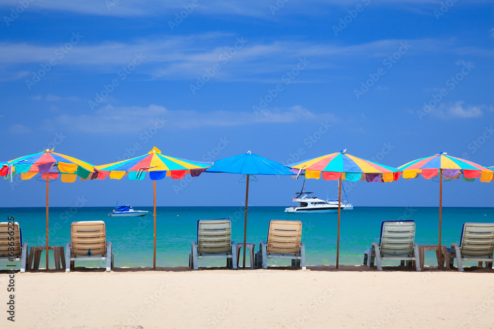 泰国普吉岛海滩上的沙滩椅