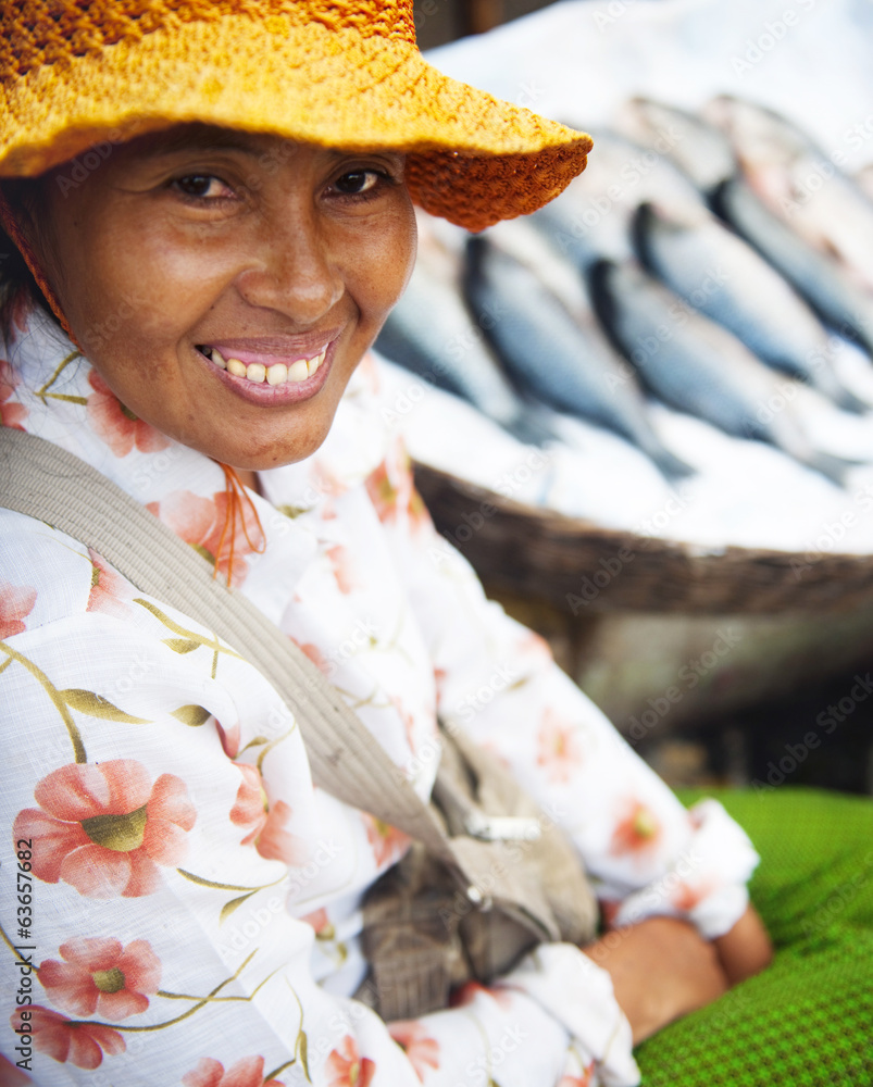 卖鱼的柬埔寨土著妇女