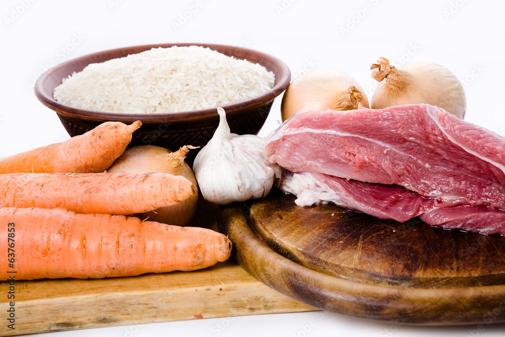 胡萝卜、肉、洋葱和米饭