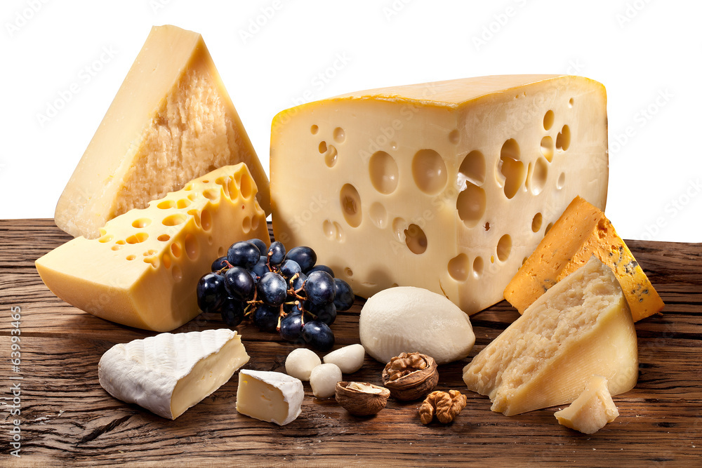 不同类型的奶酪放在旧木桌上。