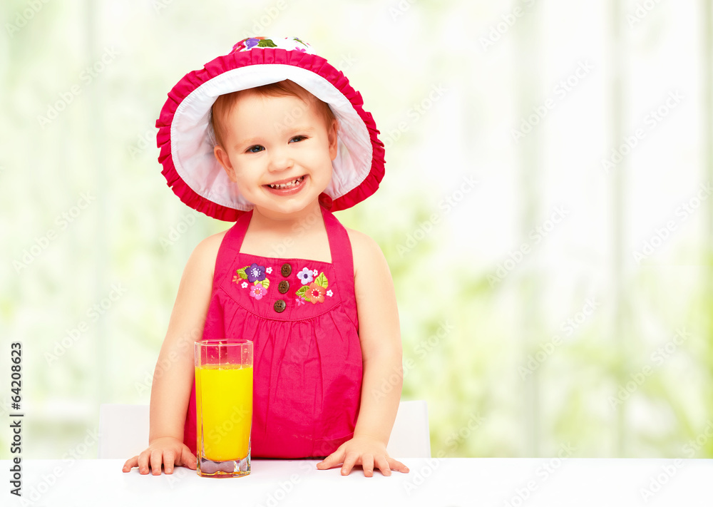 女婴在夏天喝橙汁