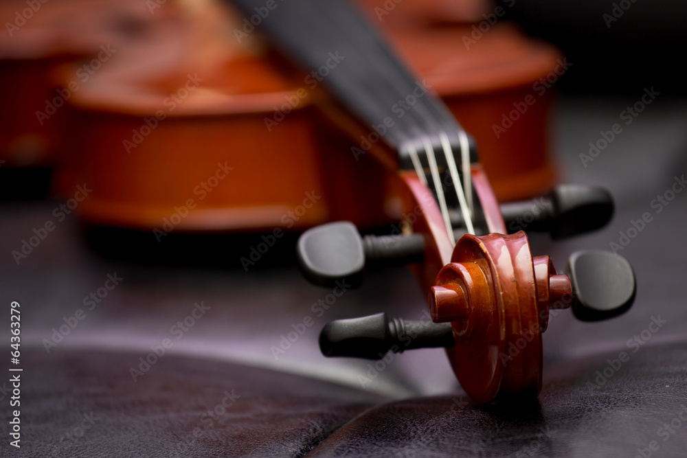 皮革背景上的经典老式小提琴