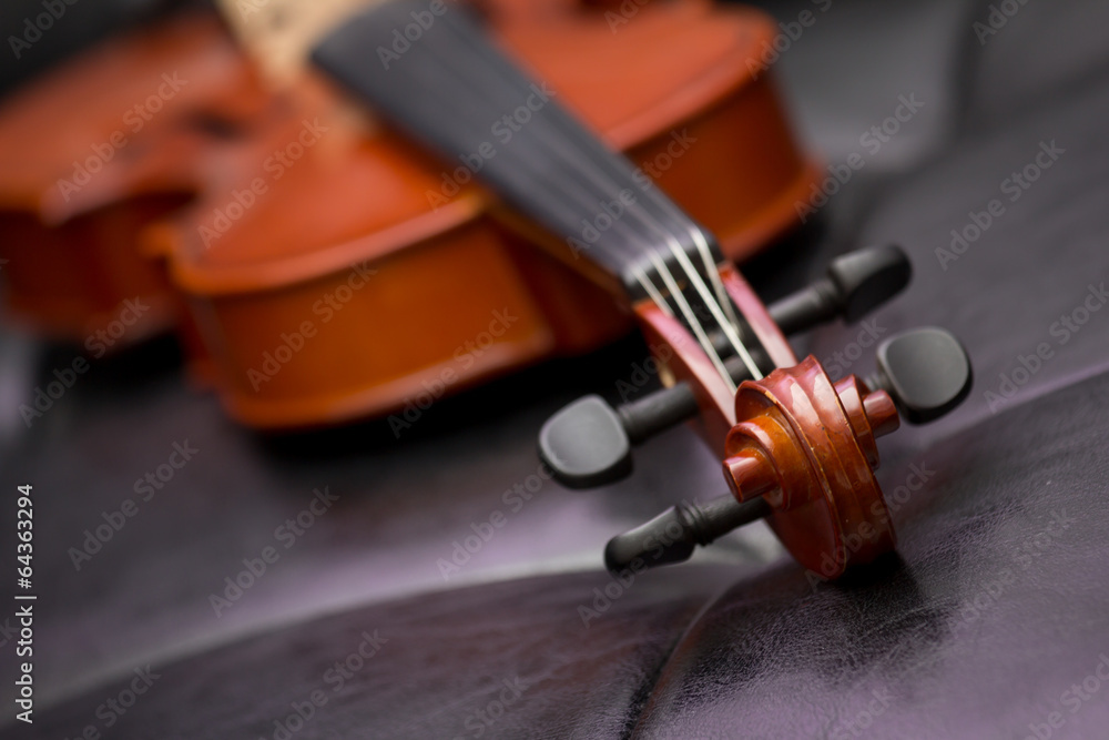 皮革背景上的经典老式小提琴