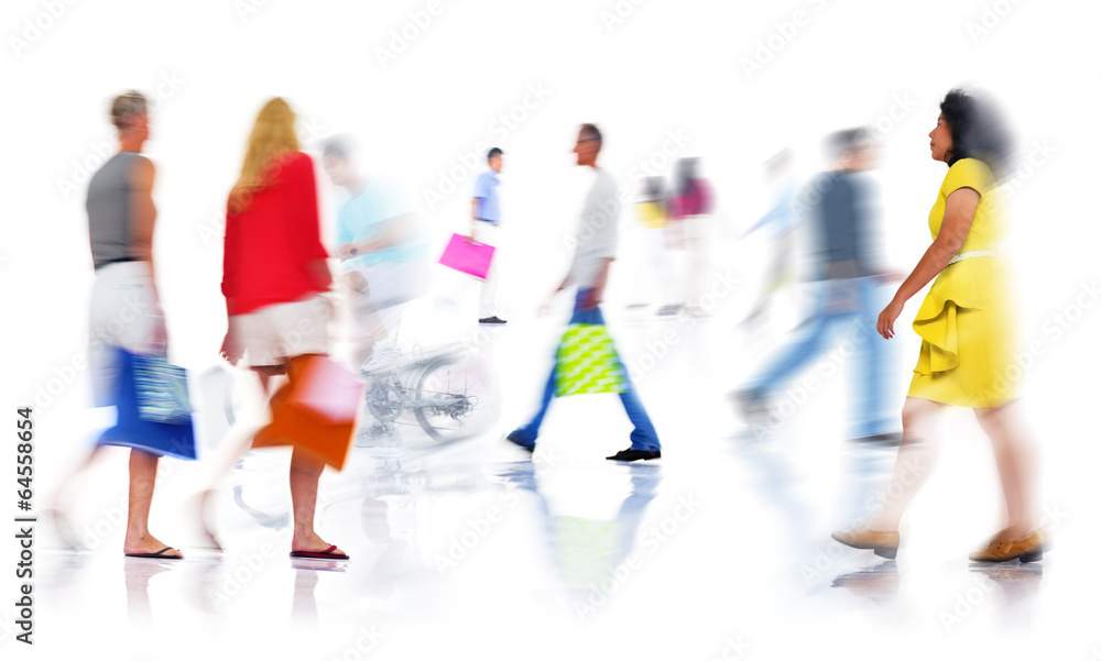 一群形形色色的忙碌人群购物