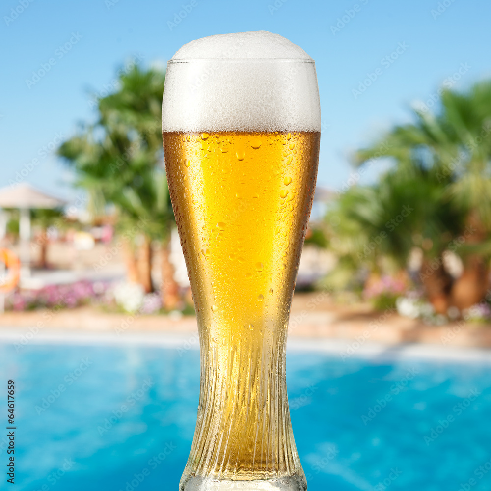 海滩上的夏日酒吧里有一杯淡啤酒