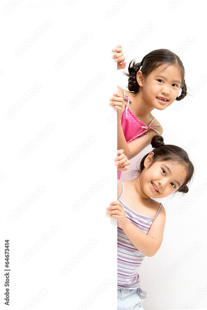 快乐的年轻亚洲女孩，手里拿着一张空白的白色卡片。