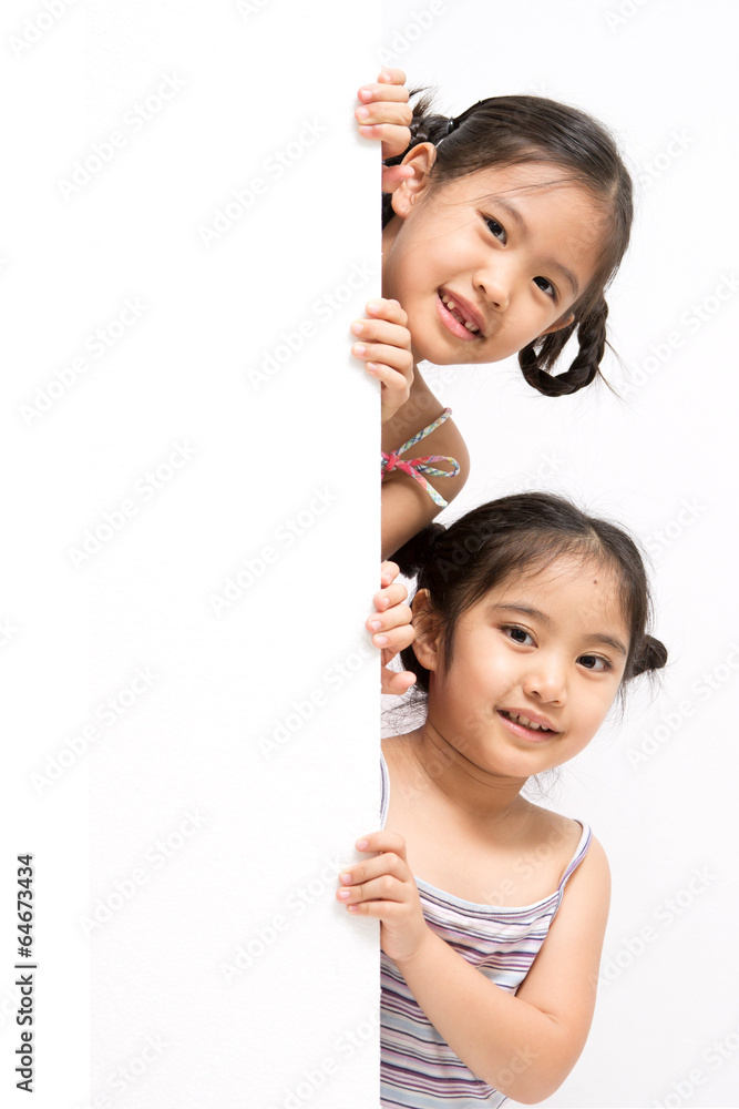 快乐的年轻亚洲女孩，手里拿着一张空白的白色卡片。