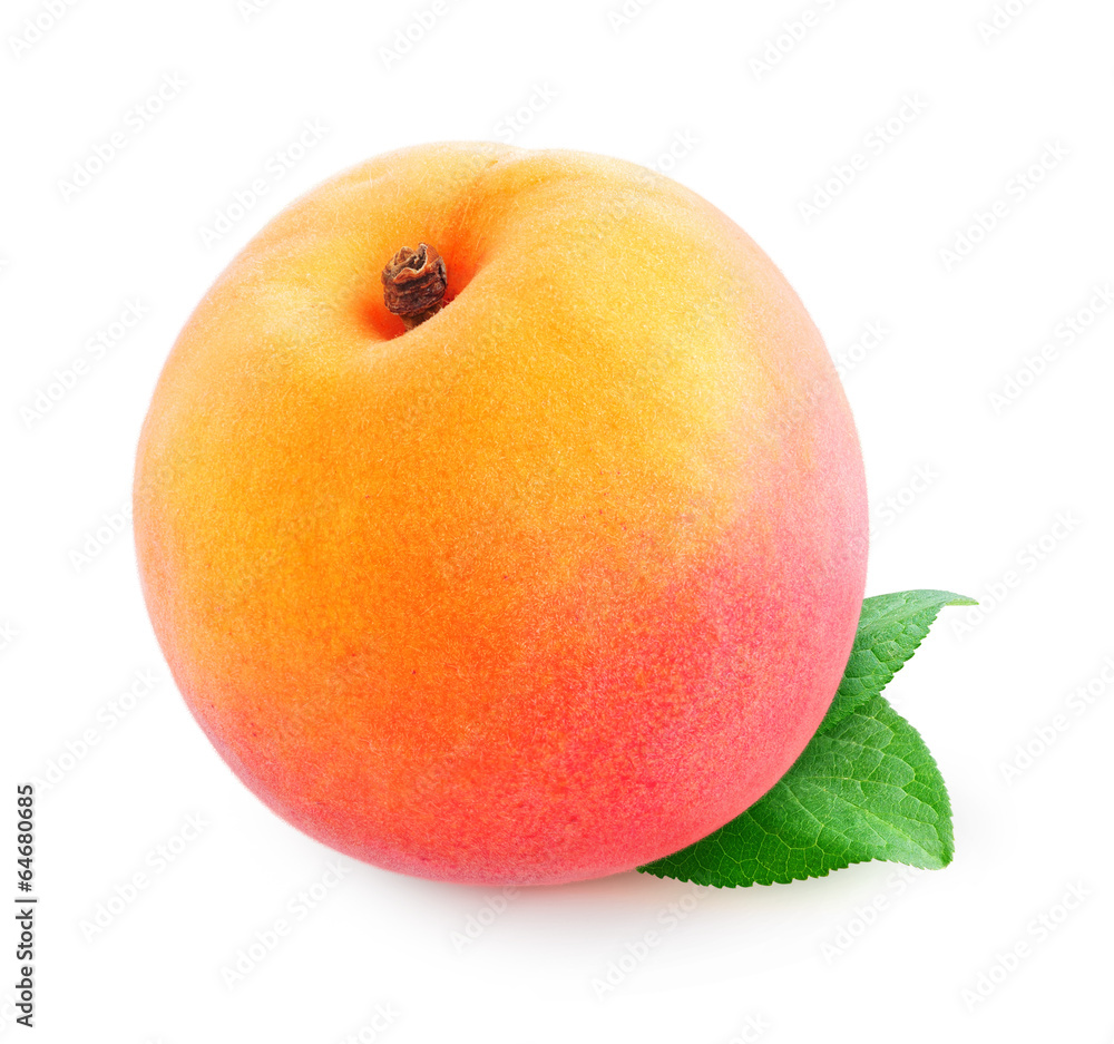 分离的桃。一种新鲜的桃或杏果实，叶子分离在白色背景上