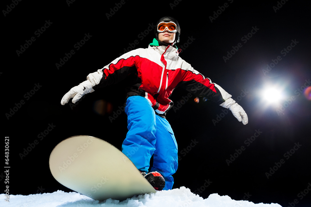 戴着滑雪面罩准备滑行的年轻单板滑雪运动员