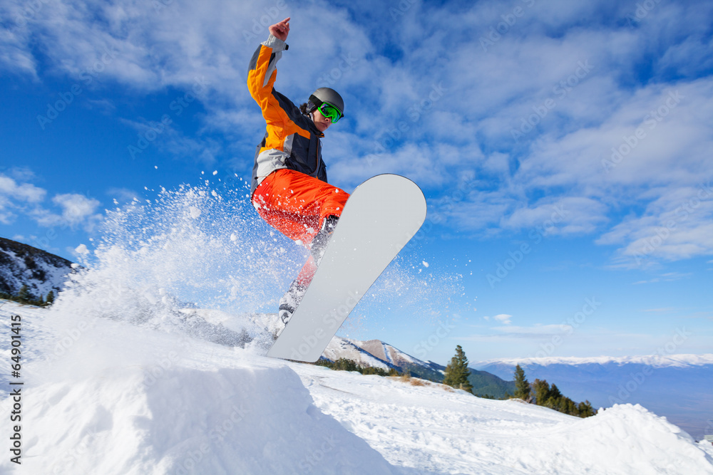 冬季从山上跳下单板滑雪板