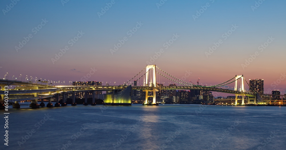 黄昏时的东京湾和彩虹桥