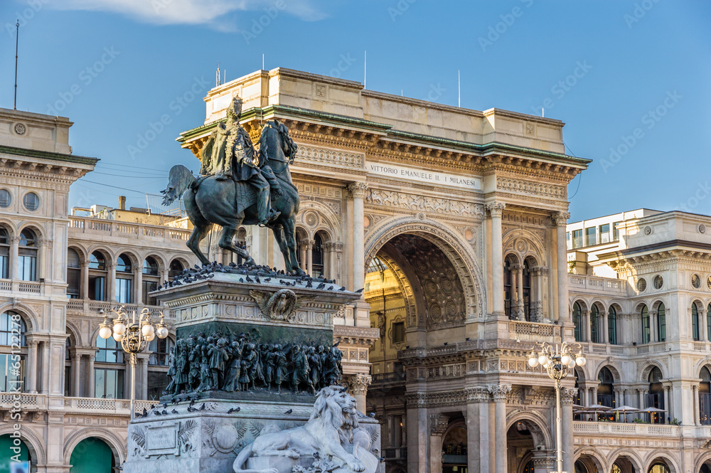 米兰的维托里奥·埃马努埃莱二世雕像