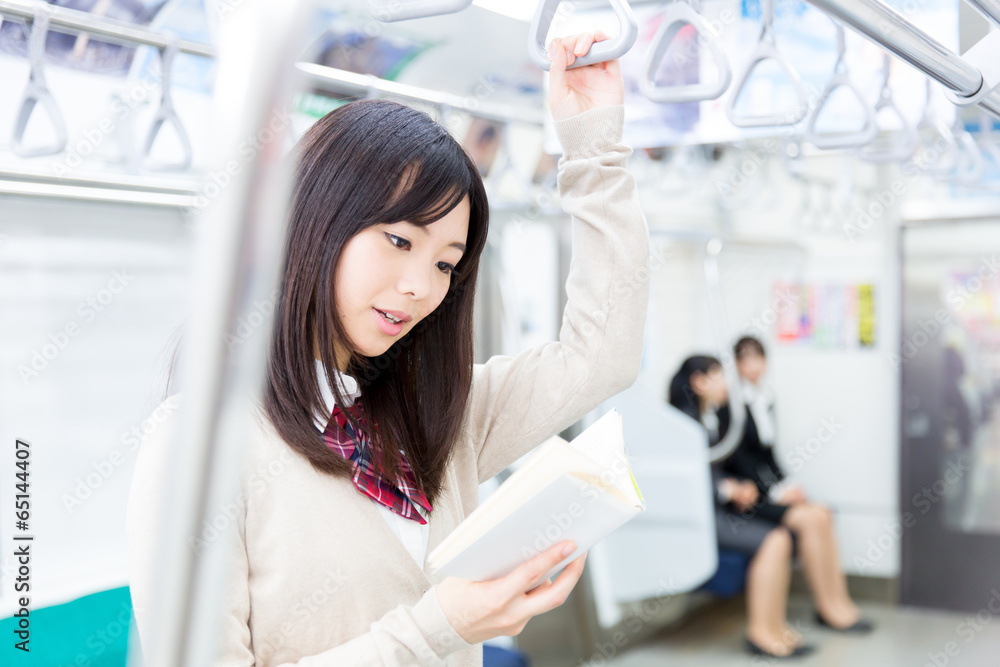 火车上的日本高中生