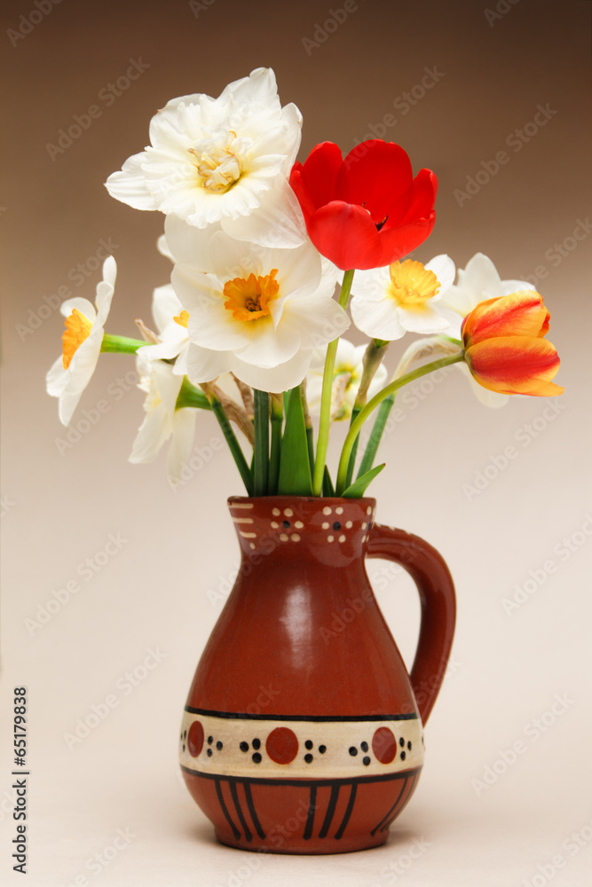 花瓶里的郁金香和水仙