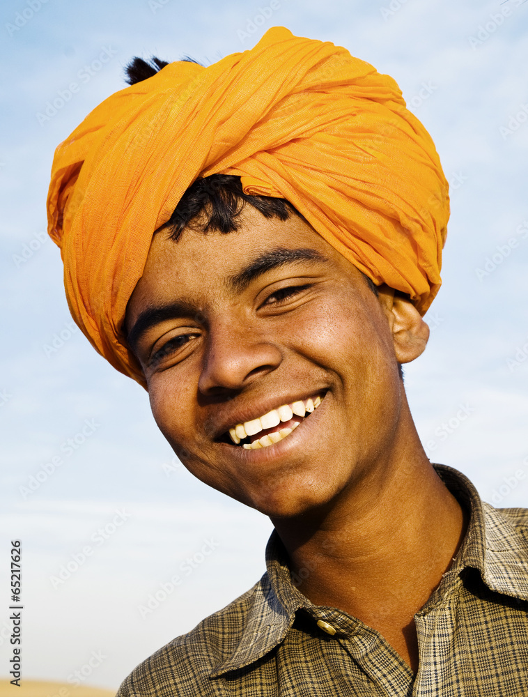 土著印度男孩对着镜头微笑