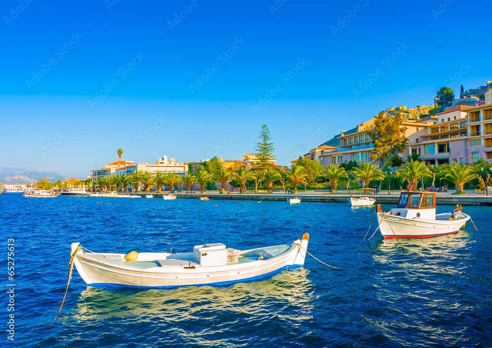希腊Nafplio镇的港口，有渔船