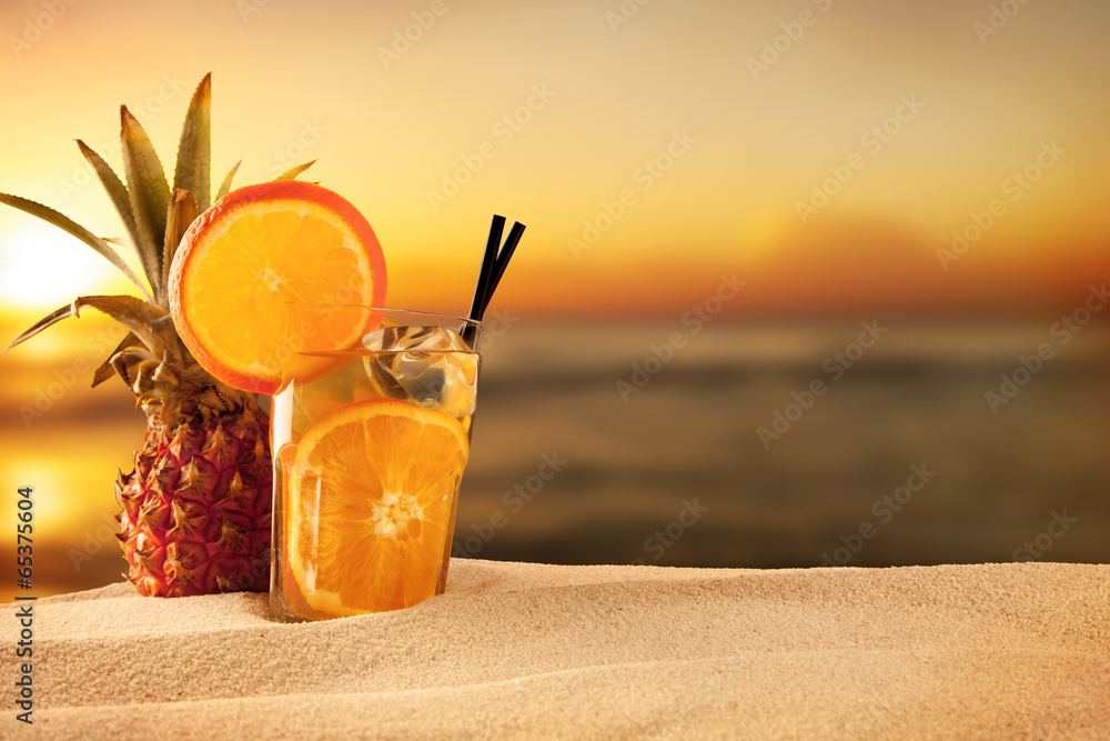 背景是模糊海滩的夏日饮品