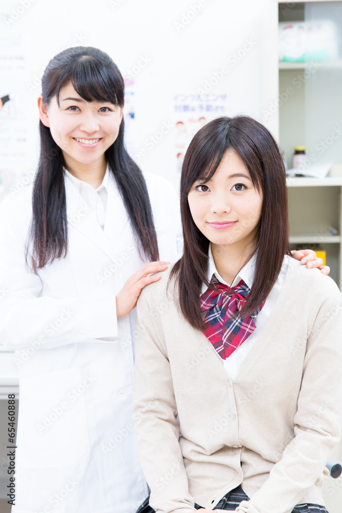 两名亚洲女性在诊所