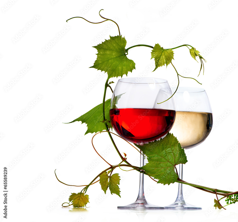 两杯用葡萄叶装饰的红白葡萄酒