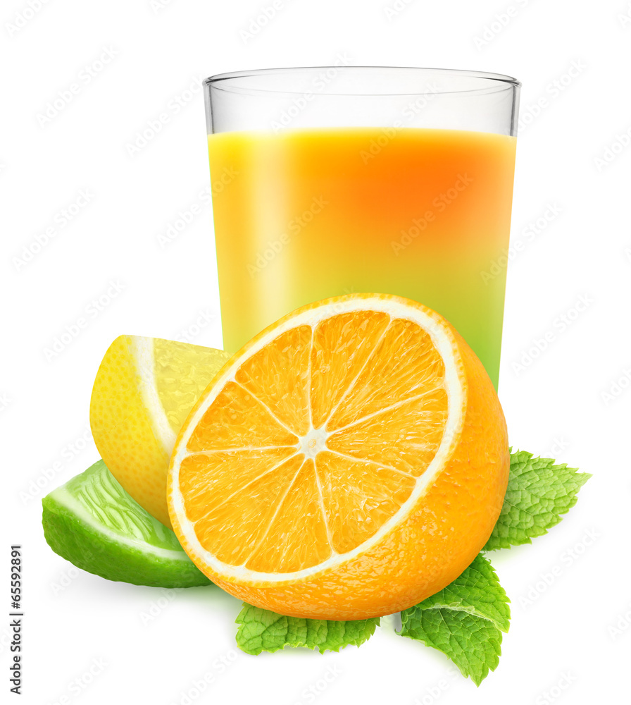 隔离饮料。一杯柑橘汁，在白色背景上隔离橙子、柠檬和酸橙片