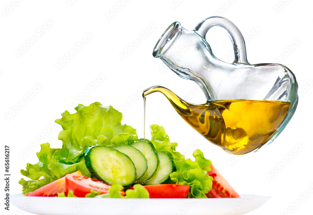 健康蔬菜沙拉配白橄榄油酱