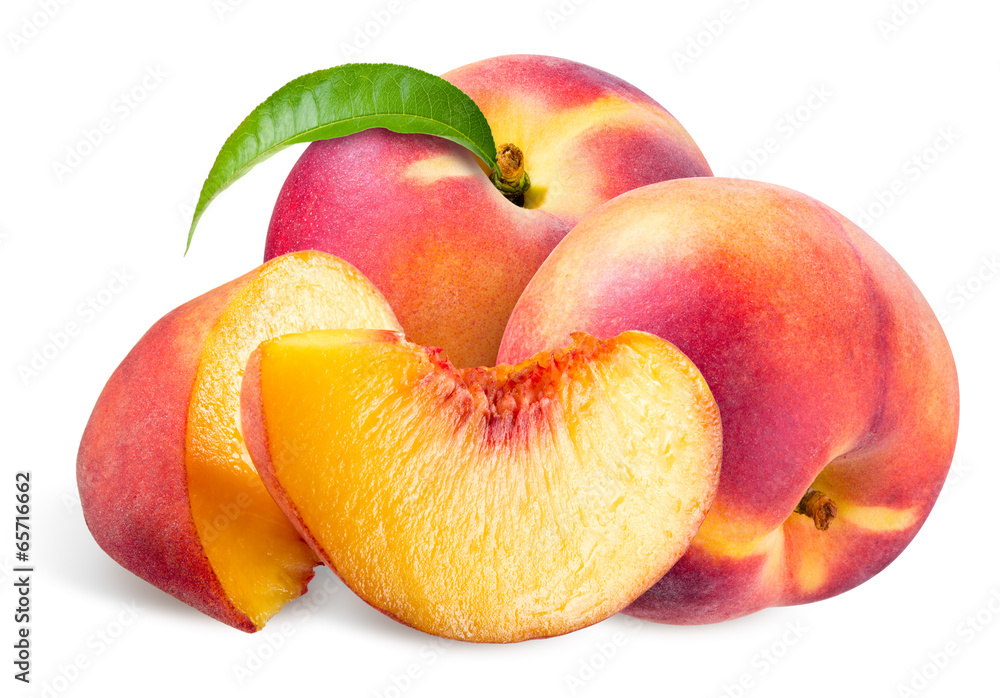 桃。白色背景上分离的叶子的水果