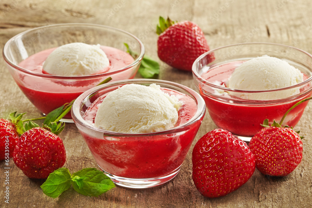 草莓冰淇淋甜点
