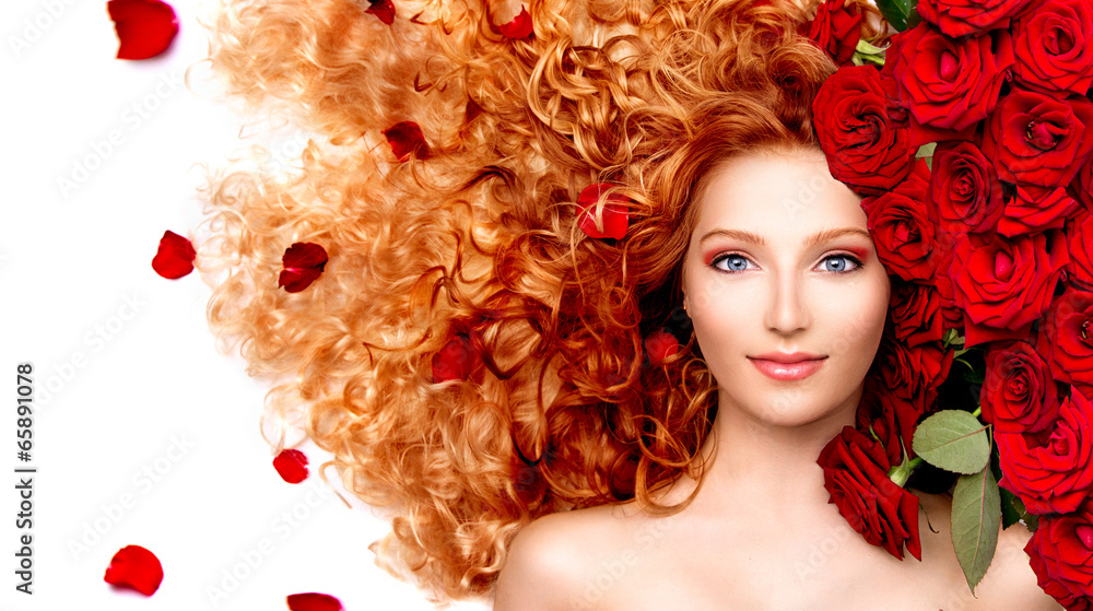 美丽的模特女孩，红色卷发，美丽的红玫瑰