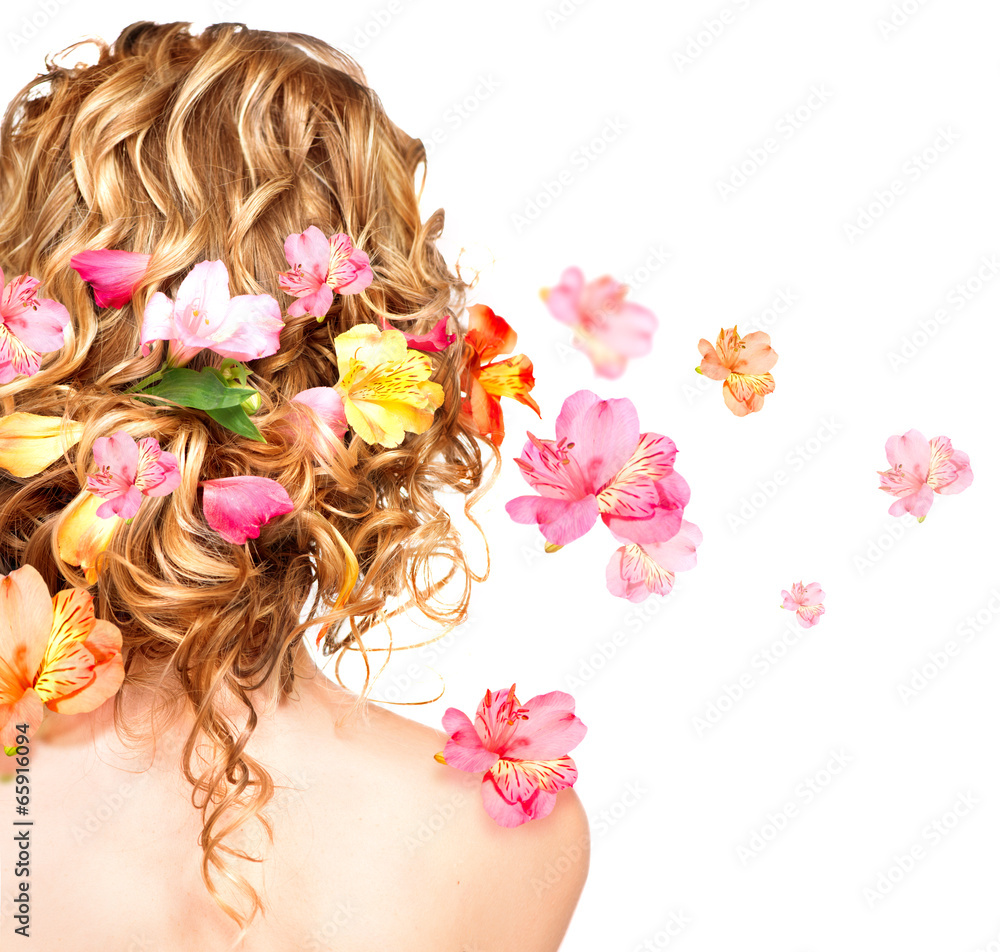 彩色花朵发型。护发概念。背面视图