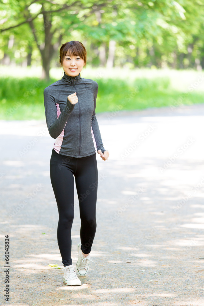 在公园慢跑的亚洲年轻女子