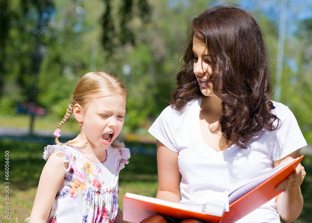 女孩和一个年轻女人一起读书