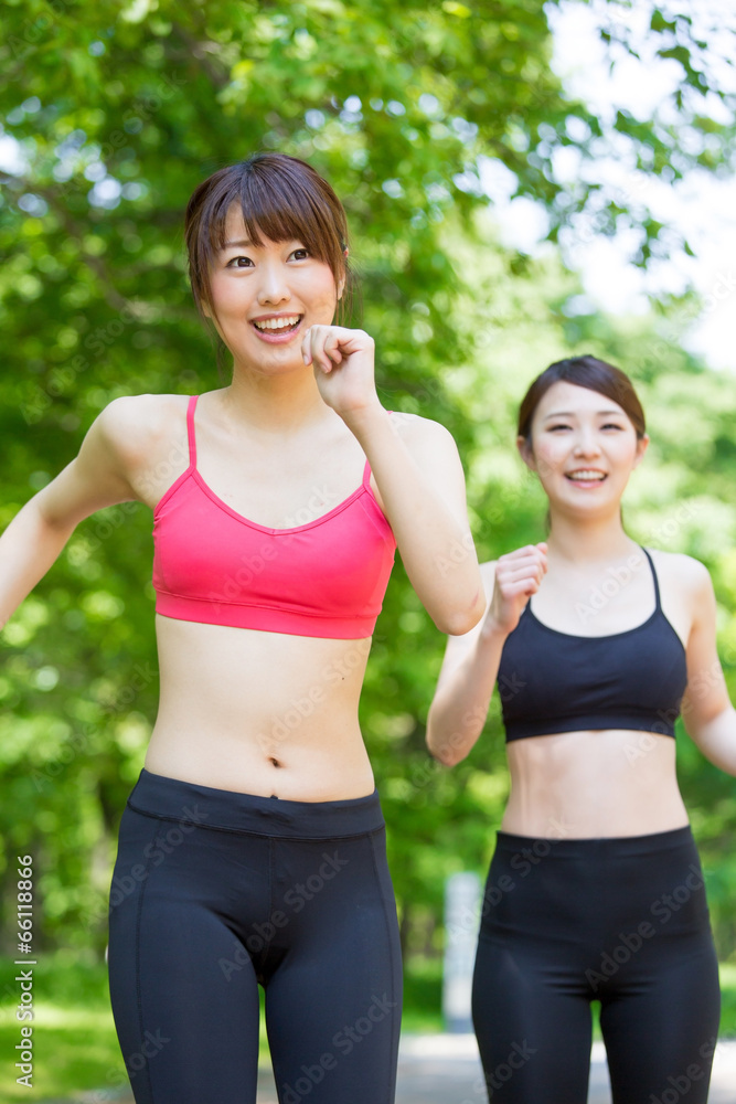亚洲年轻女子在公园慢跑